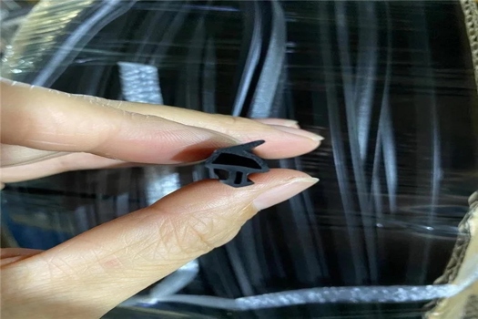 EPDM發(fā)泡橡膠汽車(chē)密封條，優(yōu)質(zhì)防護(hù)，提升駕駛體驗(yàn)